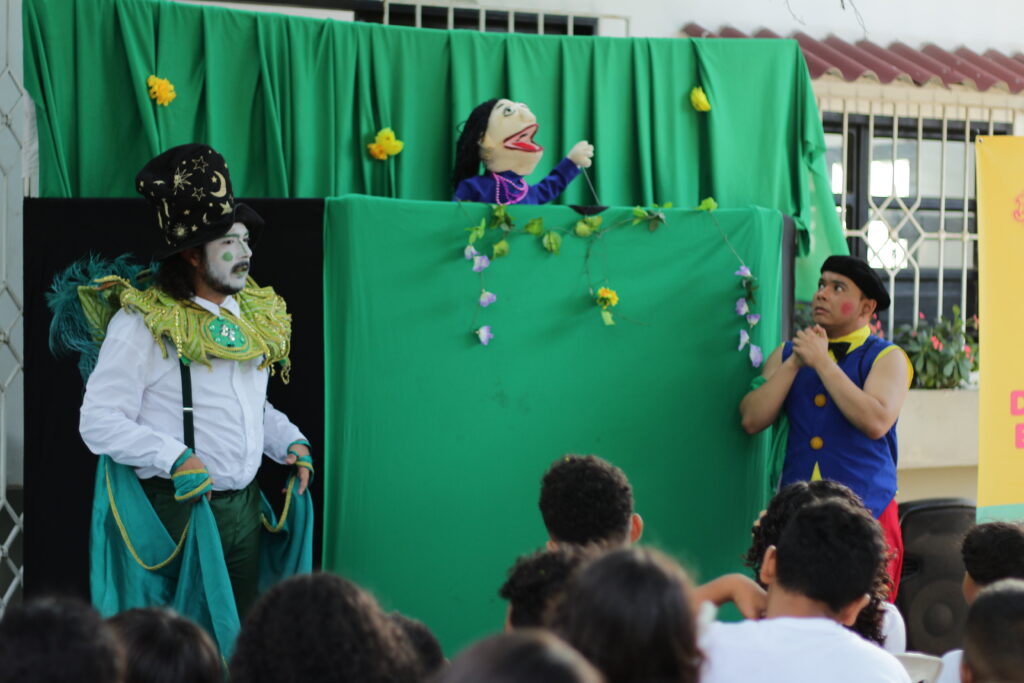 La obra "Apúntale al medio" incluye dos personajes de teatro de títeres.